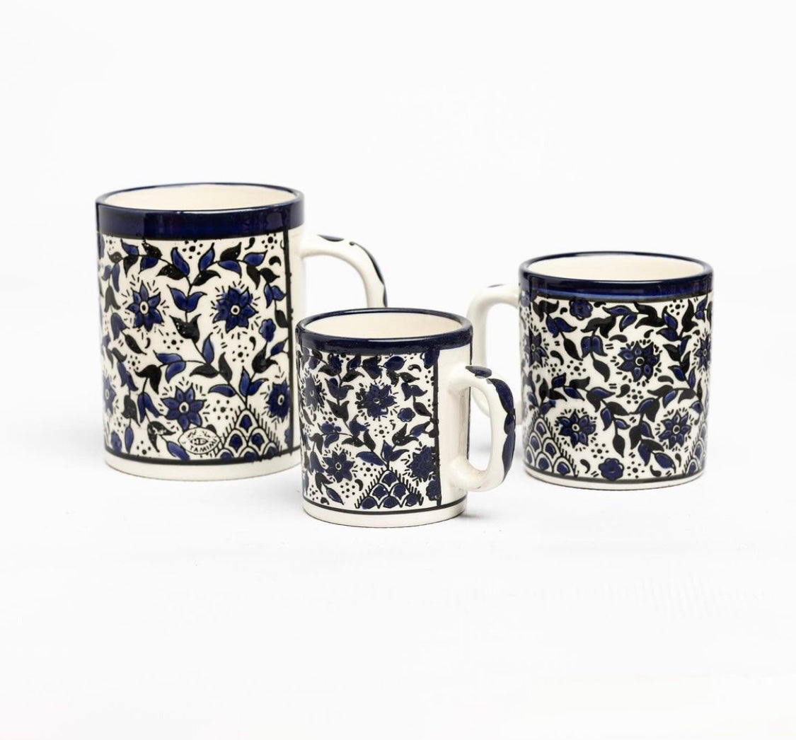 كوب باللون الأزرق