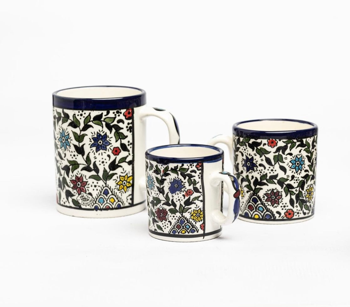 كأس زهور ملونة